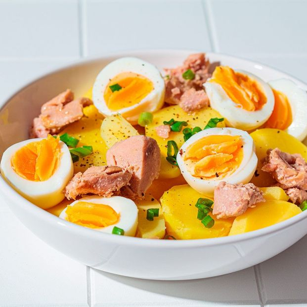 Receta de ensalada de verano con patata y huevo. Foto: bigstock