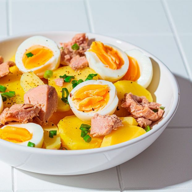 Receta de ensalada de verano con patata y huevo. Foto: bigstock