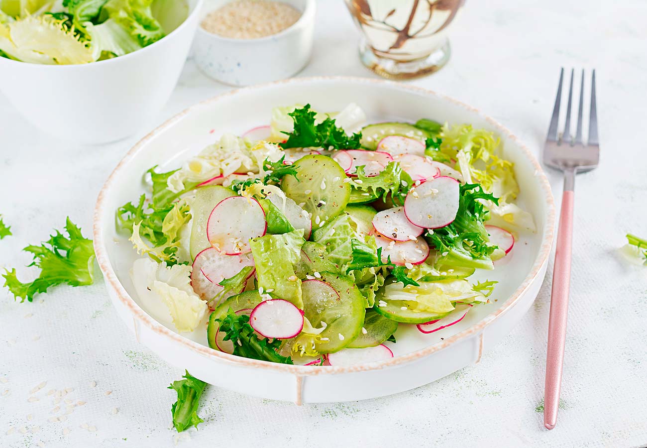 Ensalada de lechuga pepino y rabanitos. Foto: Bigstock