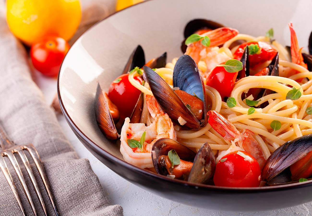 Receta de espaguetis a la marinera o spaghetti alla marinara. foto: Bigstock