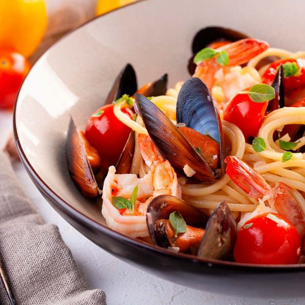 Receta de espaguetis a la marinera o spaghetti alla marinara. foto: Bigstock