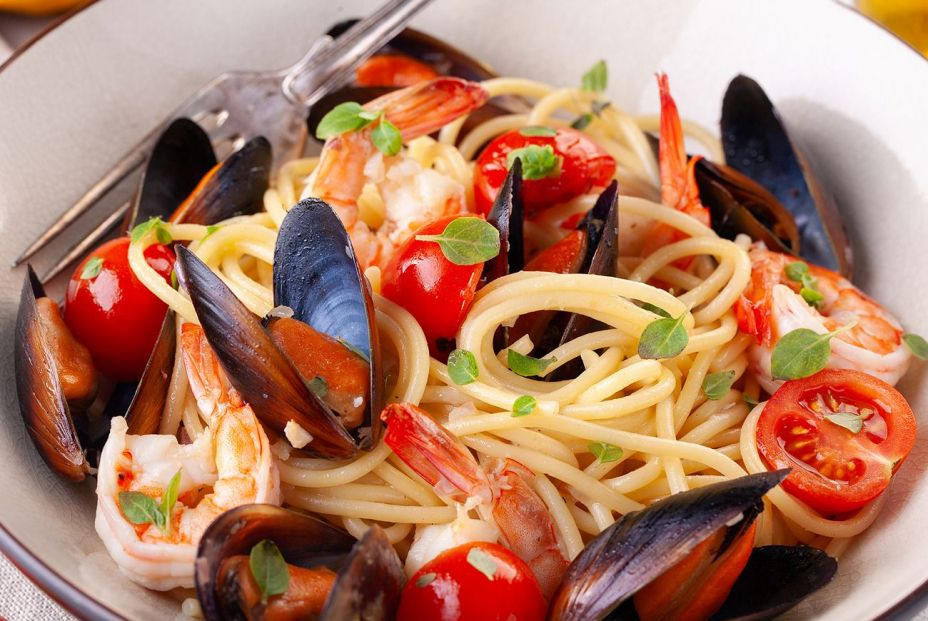 Receta de espaguetis a la marinera o spaghetti alla marinara. Foto: Bigstock