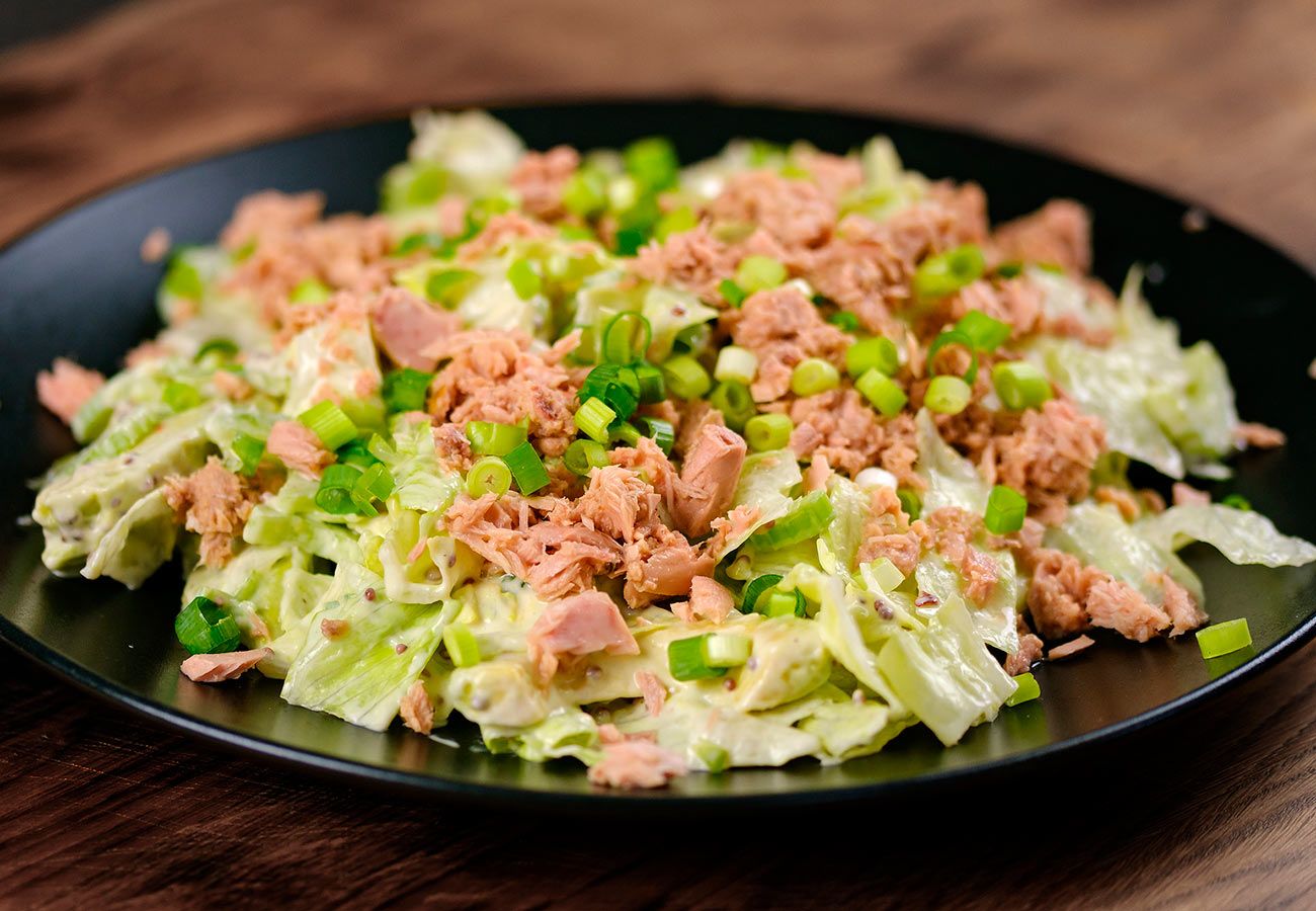 Ensalada de atún con lechuga y cebolleta