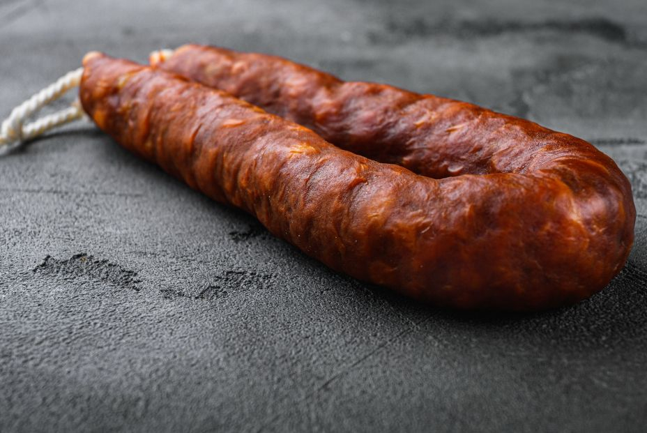El chorizo español despierta pasiones en Inglaterra. bigstock Traditional Sausage Chorizo Sa 450972137