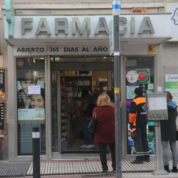 EuropaPress 4162076 varias personas hacen cola farmacia adquirir test antigenos 23 diciembre