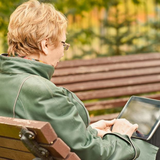 mujer mayor con una tablet