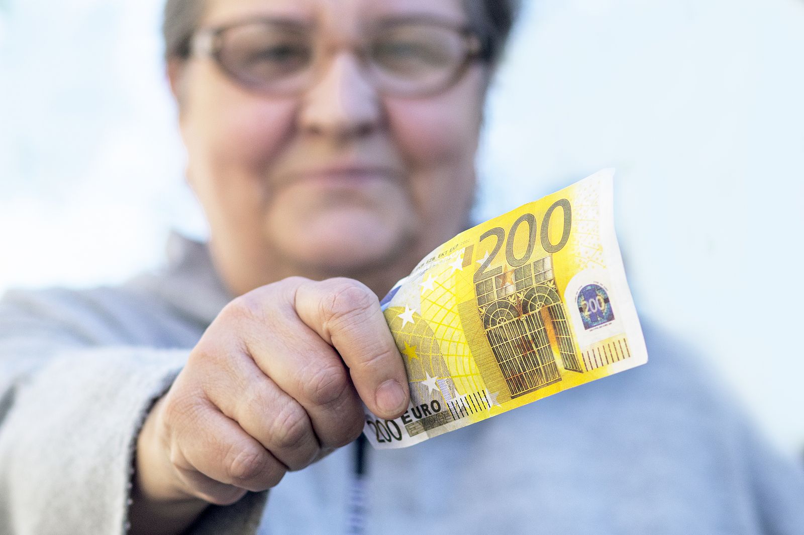 Ya se puede pedir el cheque de 200 euros del Gobierno: ¿quiénes pueden cobrar esta ayuda?