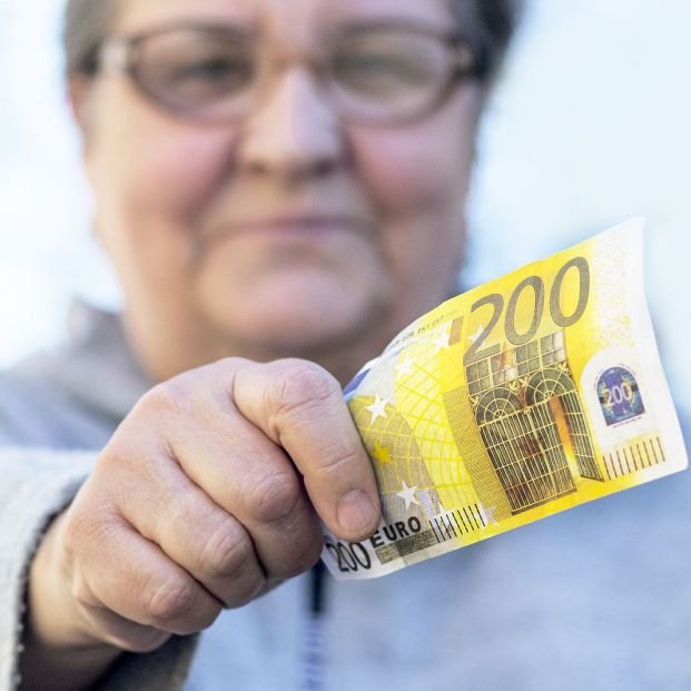 Ya se puede pedir el cheque de 200 euros del Gobierno: ¿quiénes pueden cobrar esta ayuda?