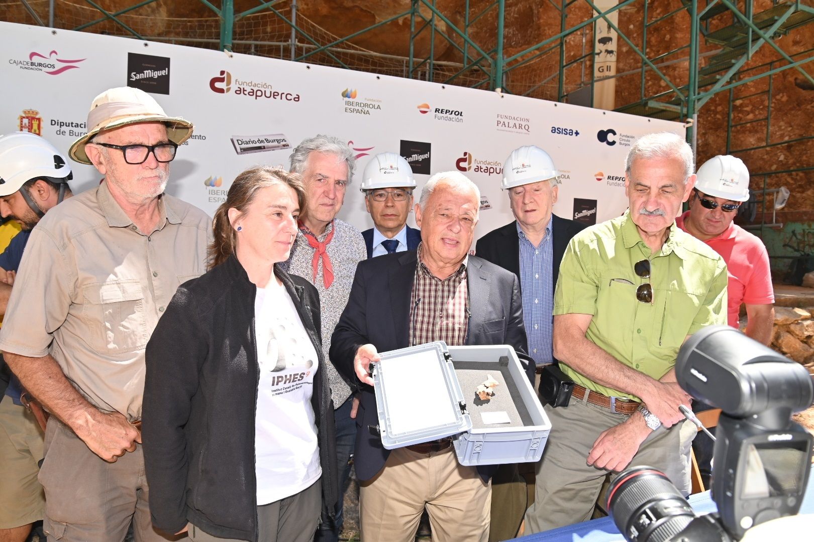 EuropaPress 4563541 huguet codirectores atapuerca consjero cultura muestra fosil cara primer EuropaPress 4563541 huguet codirectores atapuerca consjero cultura muestra fosil cara primer