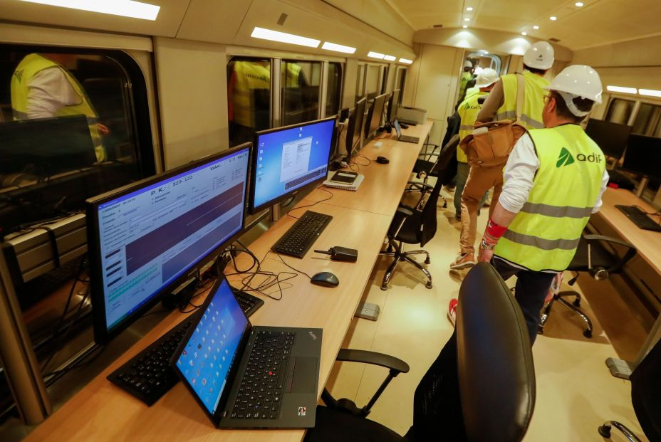 EuropaPress 4445243 varios trabajadores interior tren laboratorio adif llegada estacion murcia