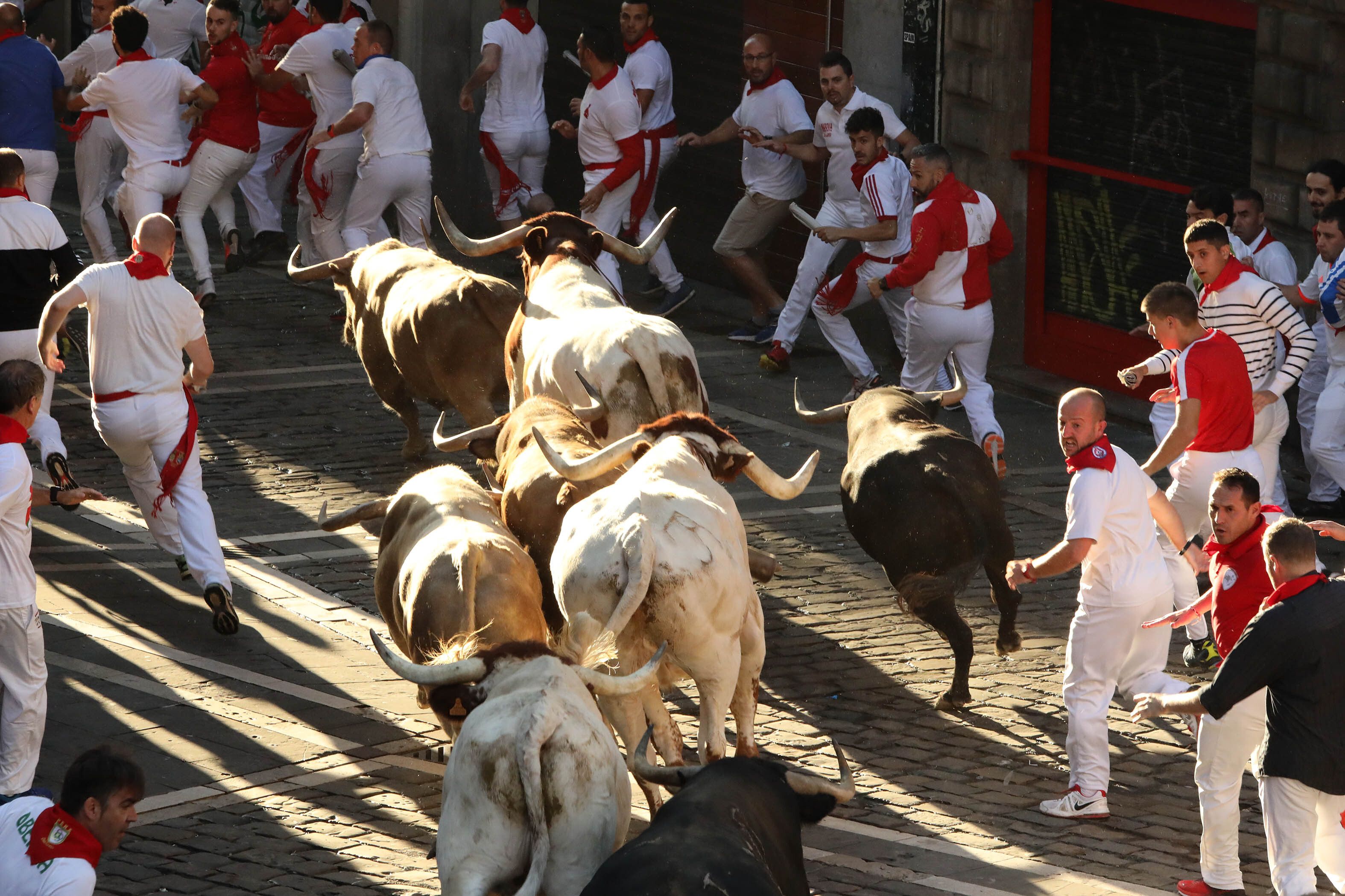 Denunciados dos turistas por intentar correr un encierro de San Fermín con un patinete eléctrico. Foto: Europa Press