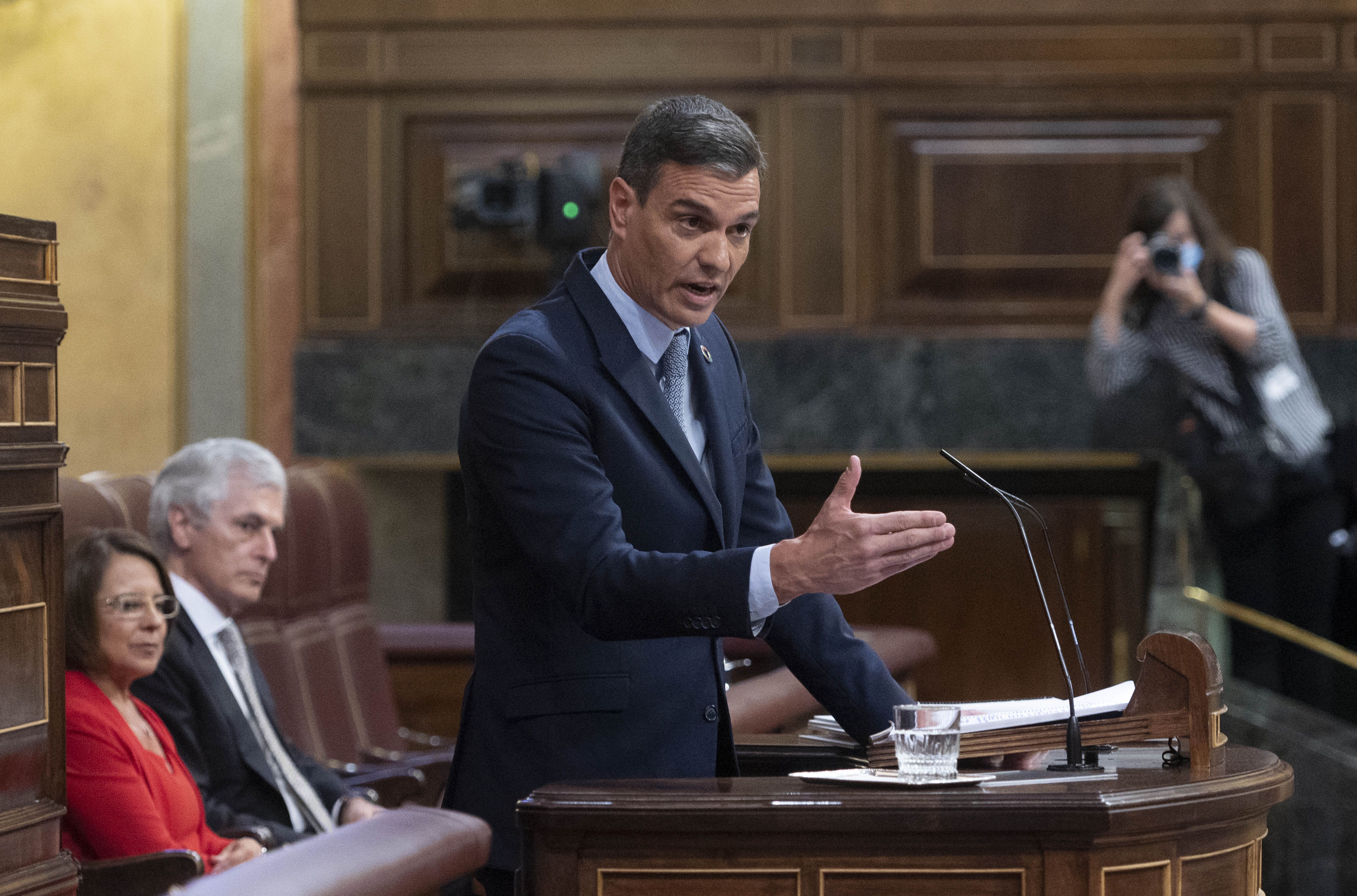 Sánchez al PP: "Tras la beca para ricos, ¿plantearán un Imserso para millonarios en Bora Bora?"