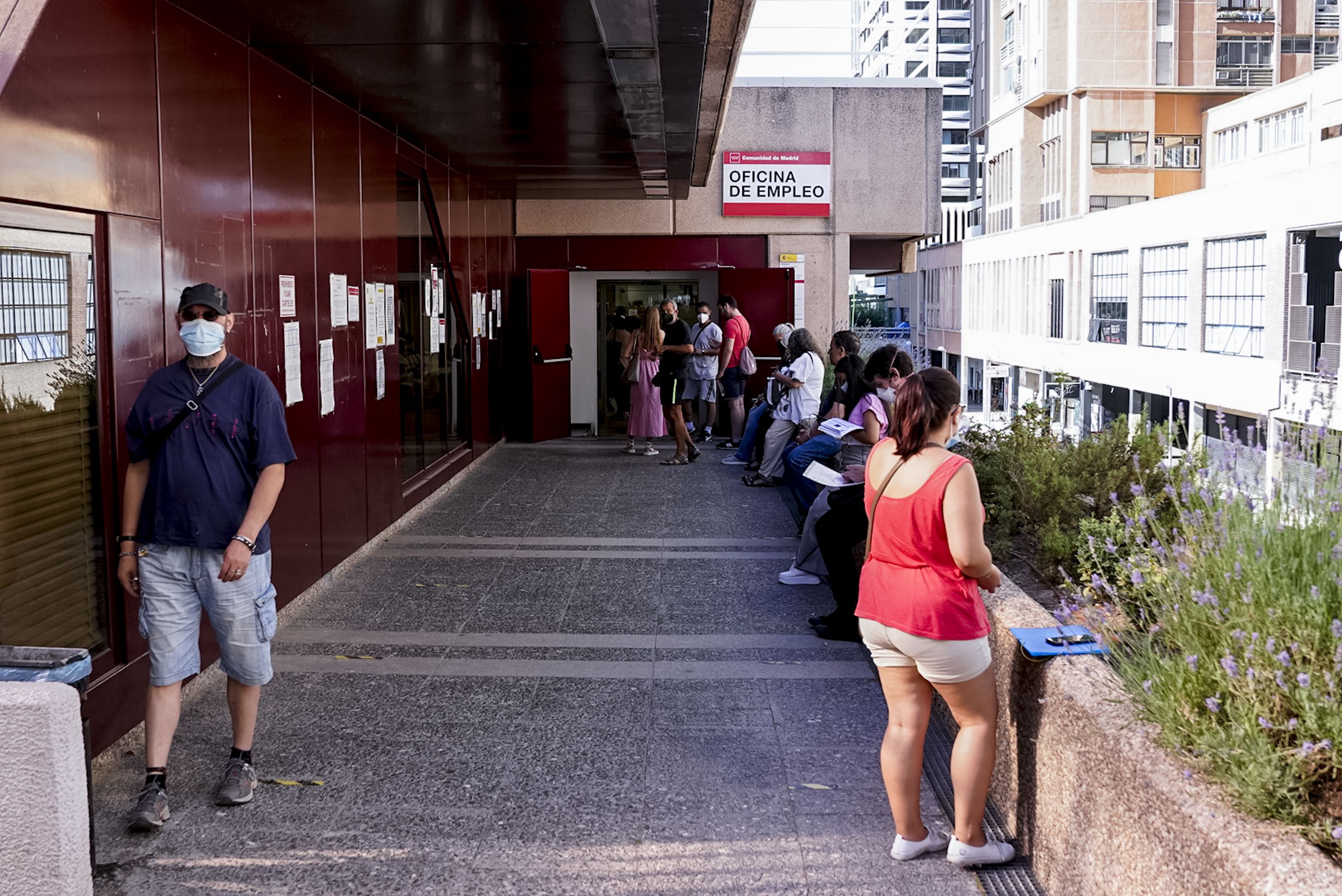 EuropaPress 4554399 varias personas esperan entrar oficina desempleo azca julio 2022 madrid