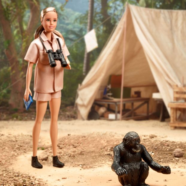 Barbie lanza una muñeca para homenajear a Jane Goodall, la primatóloga de 88 años