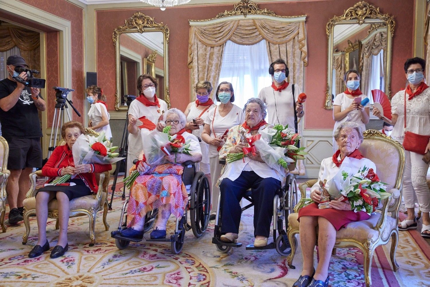 Sanfermines centenarios: homenaje por todo lo alto en rojo y blanco