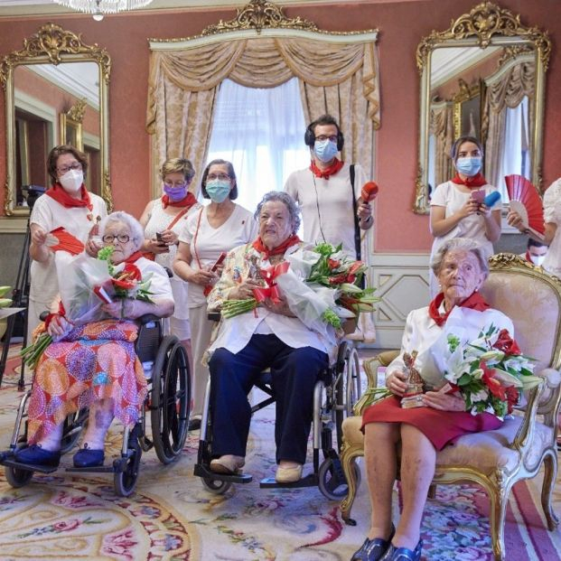 Sanfermines centenarios: homenaje por todo lo alto en rojo y blanco