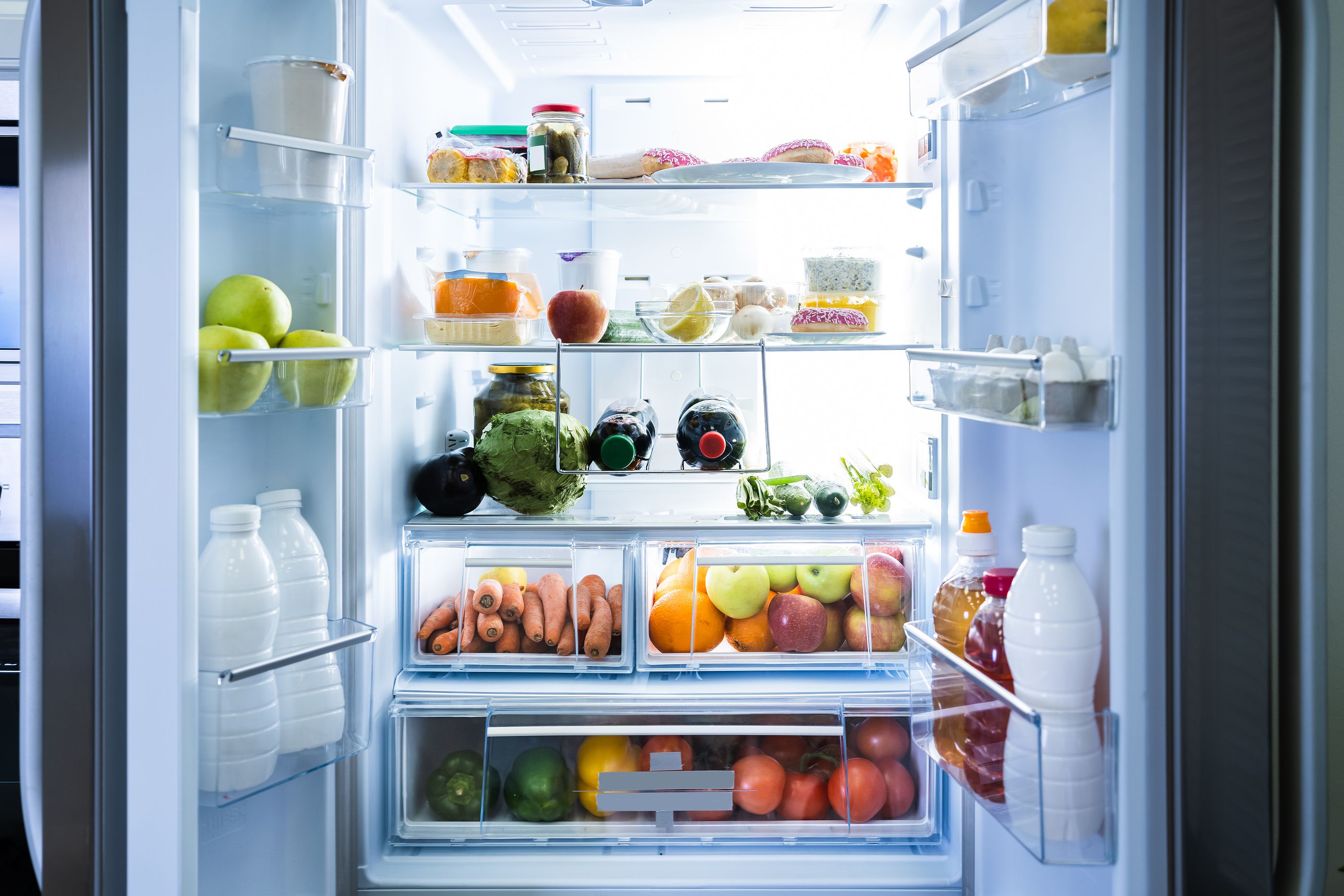 Los mejores frigoríficos ecológicos por menos de 650 euros, según la OCU. bigstock Open Refrigerator Or Fridge Do 374568595