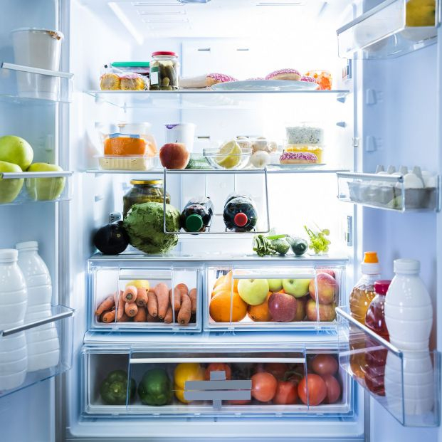 Los mejores frigoríficos ecológicos por menos de 650 euros, según la OCU. bigstock Open Refrigerator Or Fridge Do 374568595