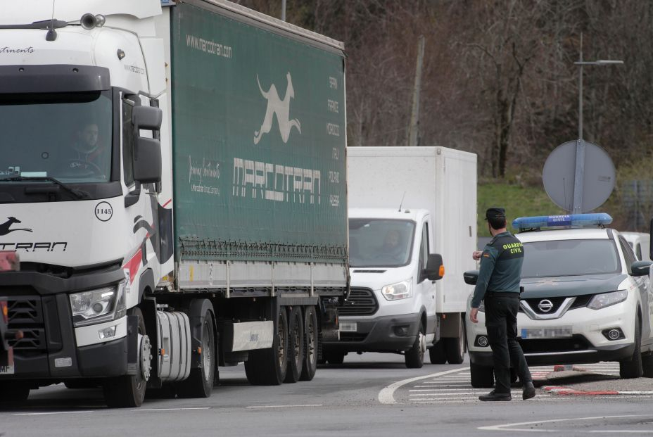 EuropaPress 4321496 agente guardia civil dirige trafico camiones direccion autovia a6 cuarto