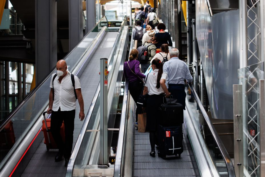 EuropaPress 4508235 varias personas maletas escaleras mecanicas terminal t4 aeropuerto adolfo