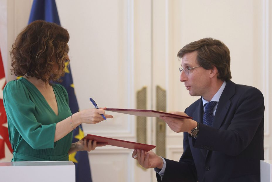 La presidenta de la Comunidad de Madrid, Isabel Díaz Ayuso, durante la firma de un convenio con el alcalde de Madrid, José Luis Martínez-Almeida, en la Real Casa de Correos