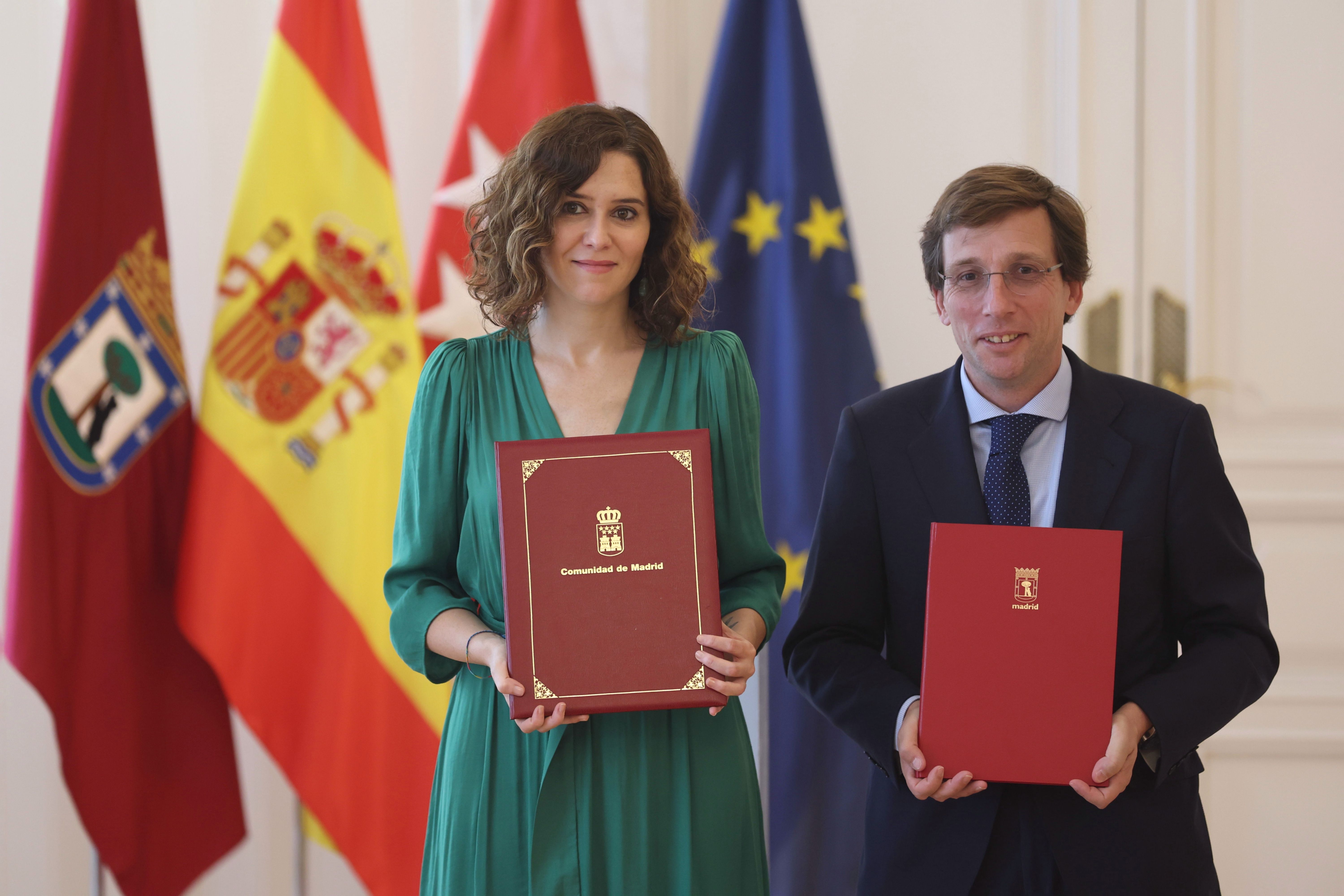 Ayuso y Almeida firman un convenio para construir centros de día y mejorar las residencias de Madrid