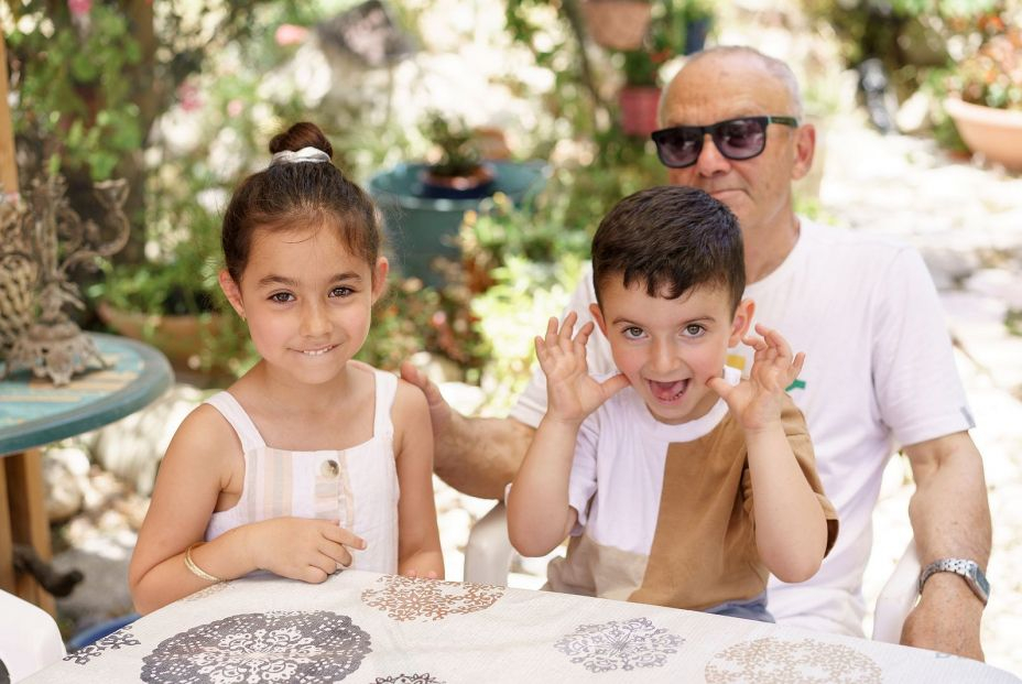 Los abuelos de hoy en día ayudan a conciliar y a ahorrar a las familias con su tiempo y pensiones Los abuelos de hoy en día ayudan a conciliar y a ahorrar a las familias con su tiempo y pensiones