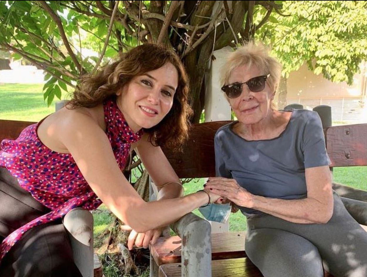 Isabel Díaz Ayuso visita por sorpresa a Concha Velasco en su residencia