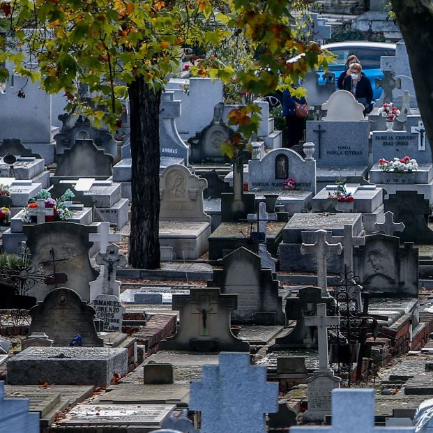EuropaPress 4047231 dos personan visitan tumba cementerio senora almudena noviembre 2021 madrid