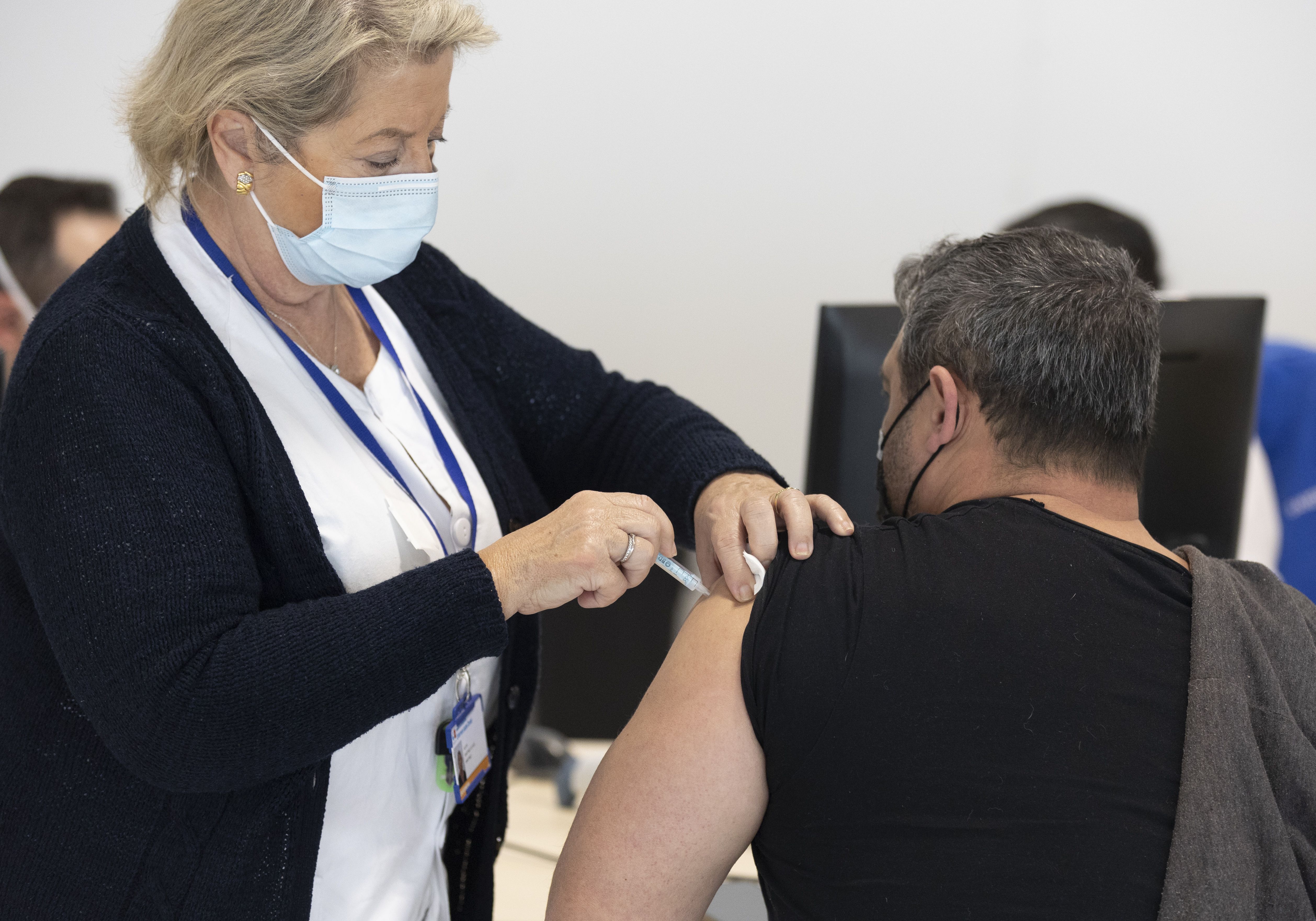 La respuesta inmunitaria por la vacuna contra ómicron disminuye a los 3 meses