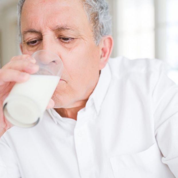 Hombre bebiendo leche