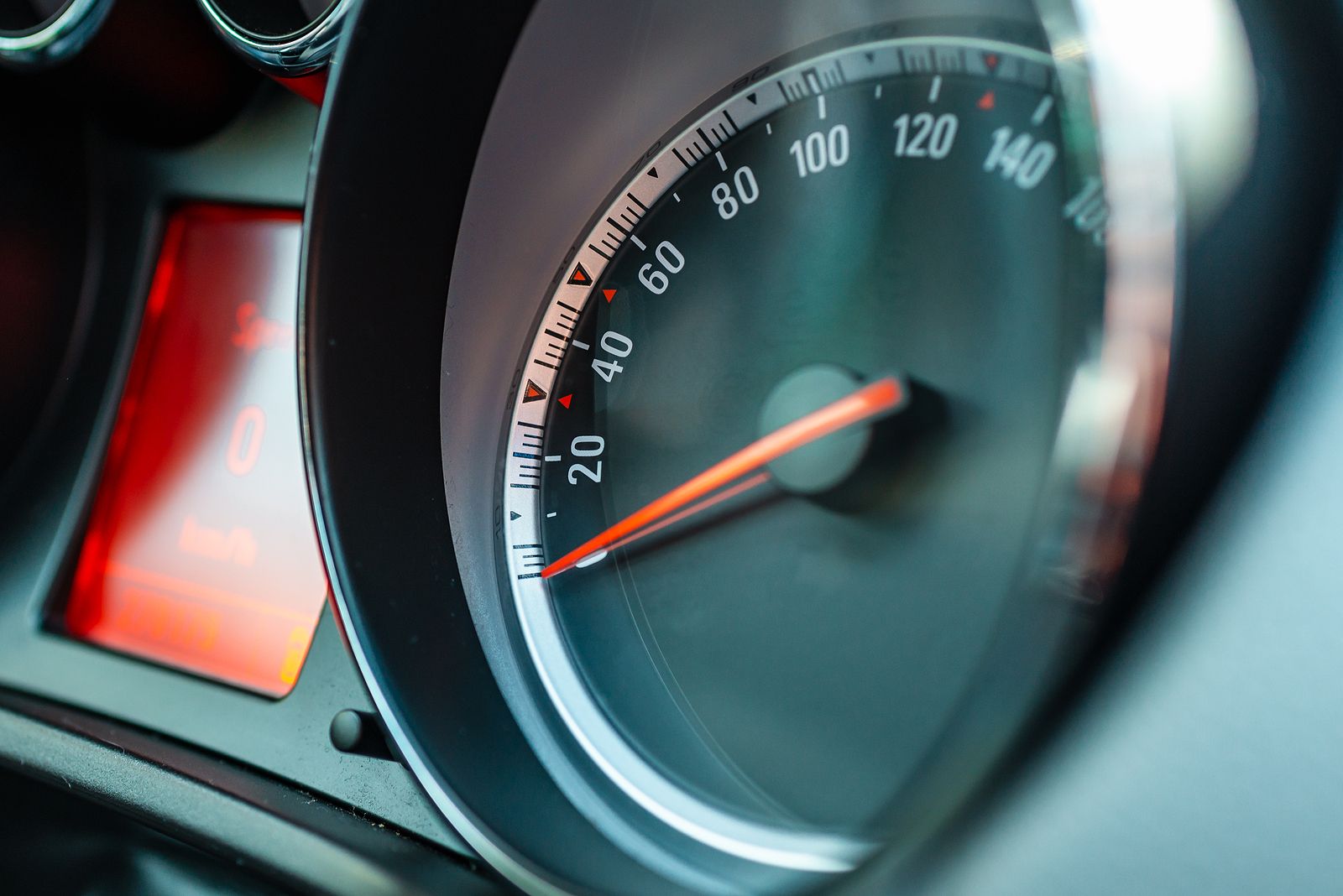 Por qué el velocímetro del coche no marca la velocidad real a la que conduces