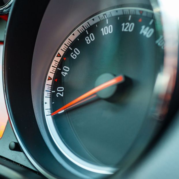 Por qué el velocímetro del coche no marca la velocidad real a la que conduces