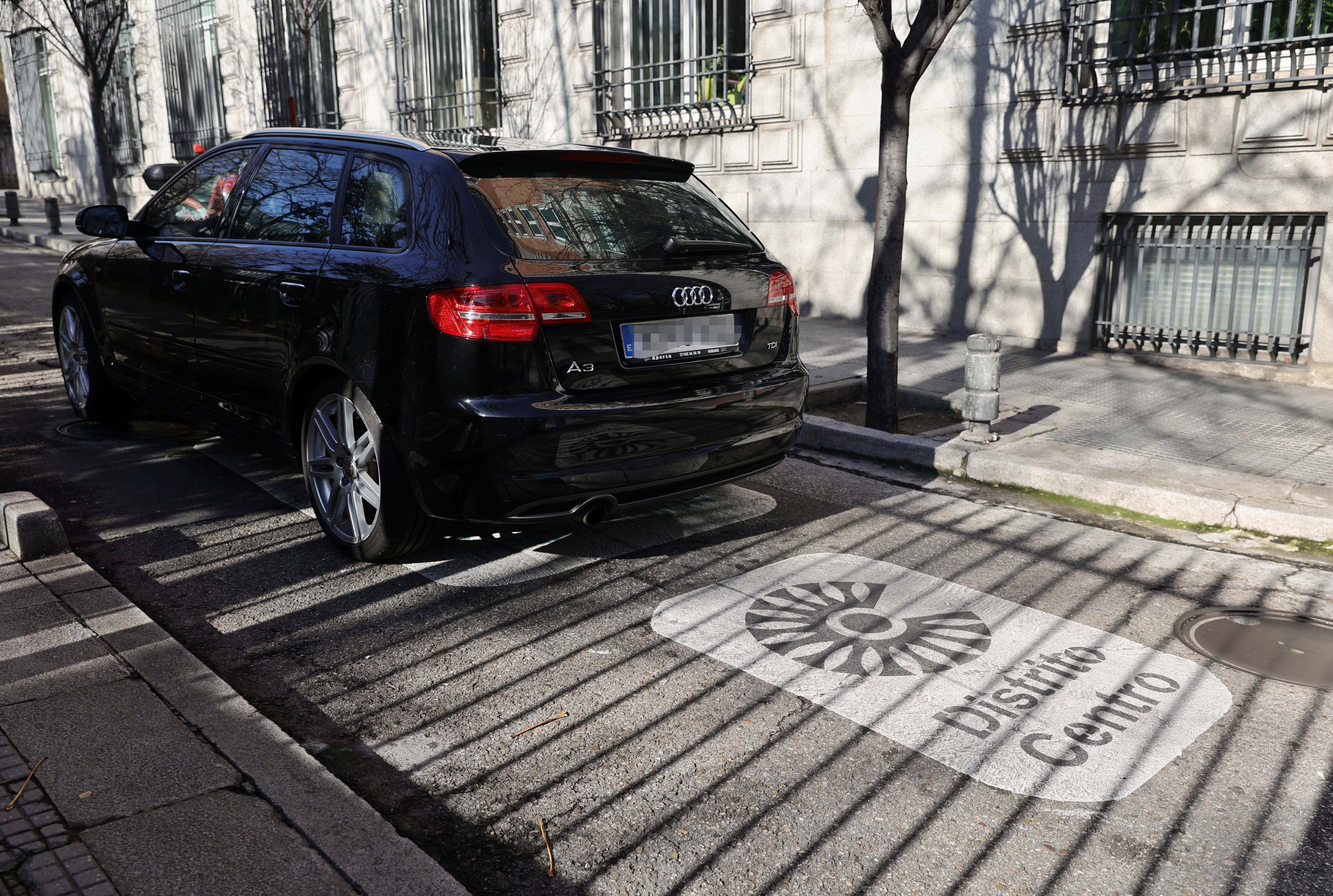 La DGT advierte: multa por quedarte dentro del coche parado
