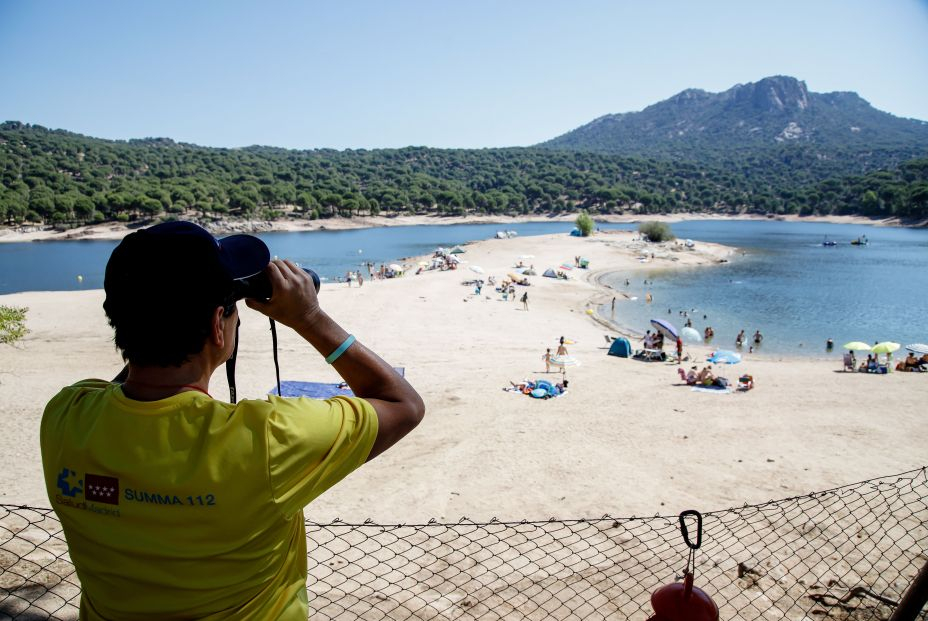 EuropaPress 4568590 socorrista tecnico summa112 observa playa virgen nueva pantano san juan 10