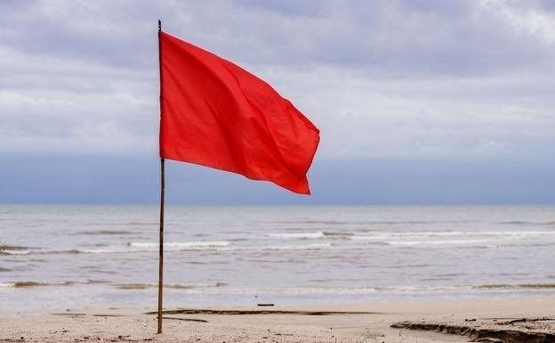EuropaPress 2341097 bandera roja playa manga