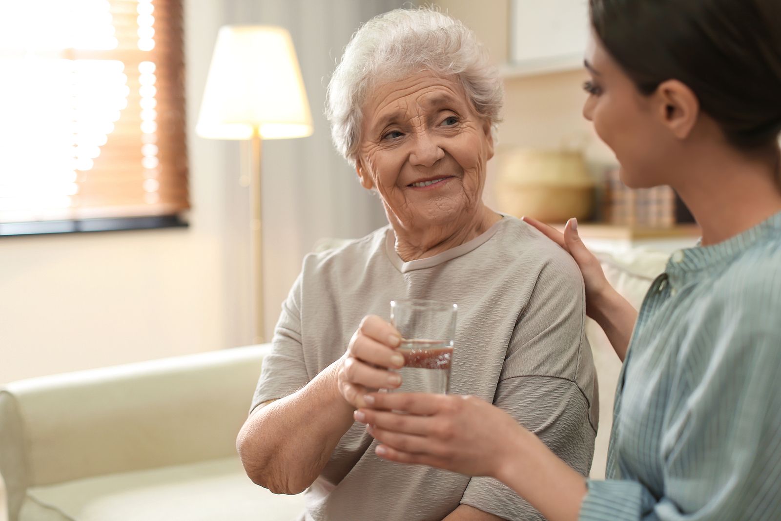 Las 10 cosas que hay que tener en cuenta al contratar un cuidador para una persona mayor