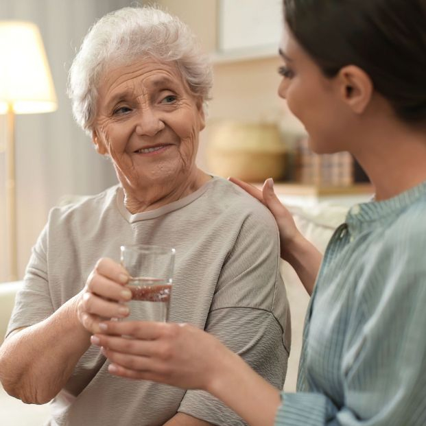 Las 10 cosas que hay que tener en cuenta al contratar un cuidador para una persona mayor