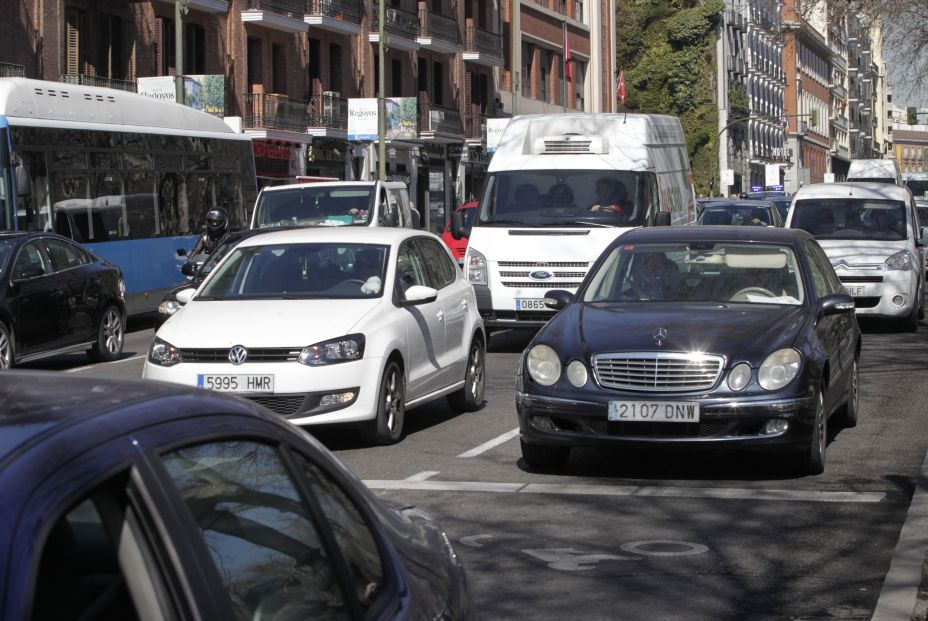 La OCU advierte: los coches híbridos enchufables contaminan igual o más que los normales