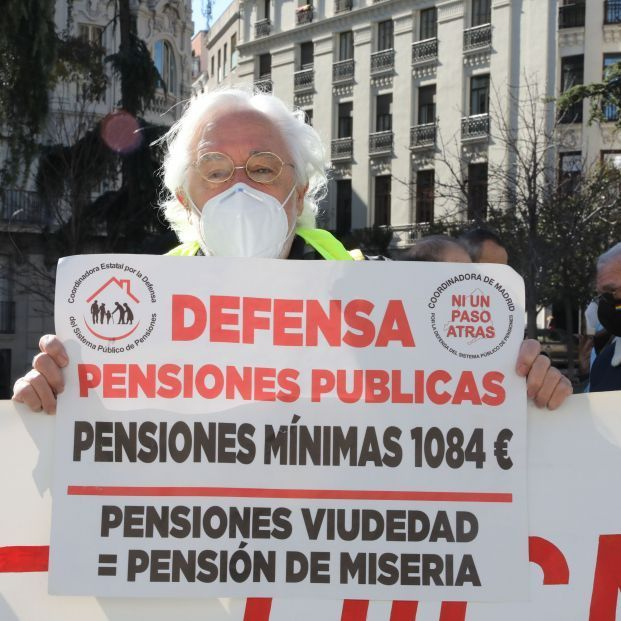 europapress hombre sostiene pancarta donde lee pensiones viudedad pensiones miseria