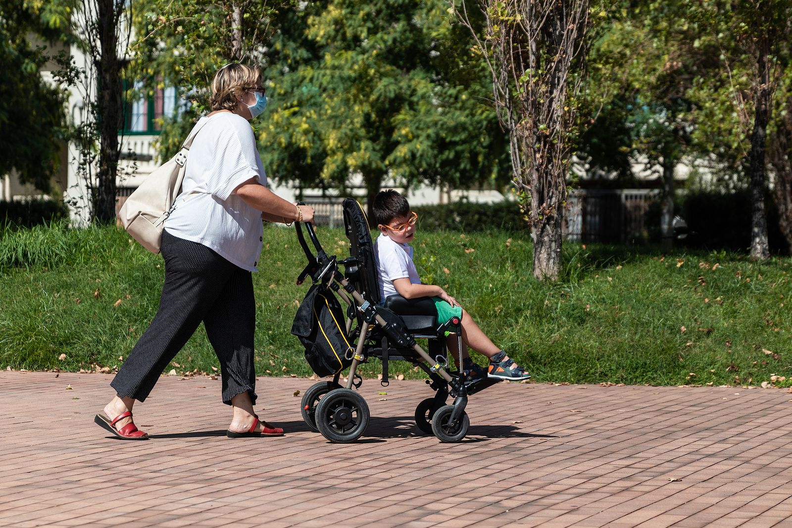 Madres cuidadoras de hijos dependientes