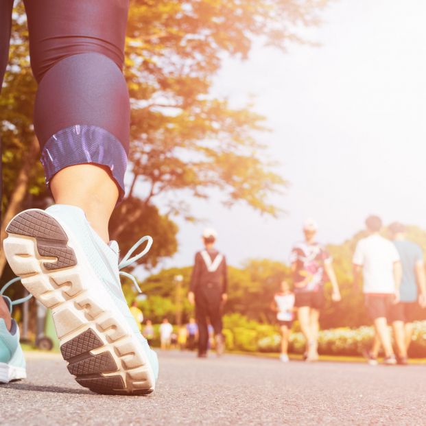 Caminar al aire libre tiene más beneficios