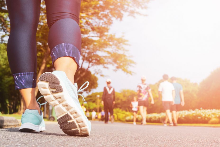 Caminar al aire libre tiene más beneficios