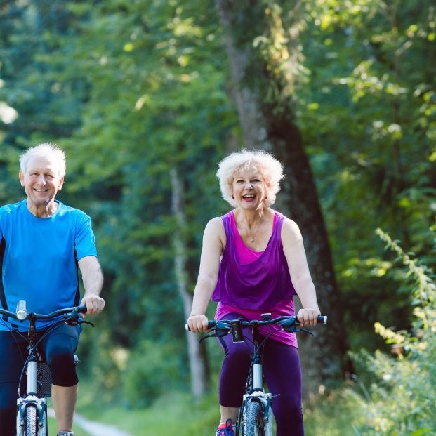 un paseo en bici para combatir la flacidez en las piernas (Bigstock)