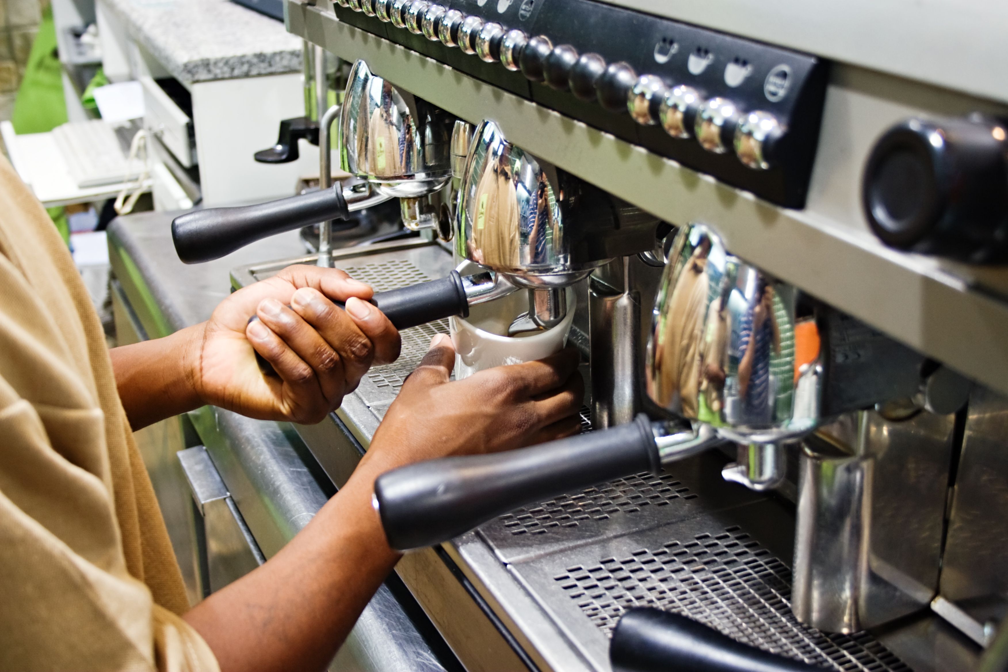 ¿Te pueden cobrar por el hielo o por la leche del café en un bar o restaurante?