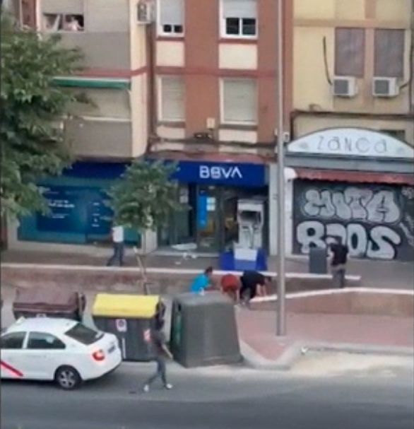 Revientan con explosivos un cajero en Madrid y los vecinos se ponen a coger billetes del suelo