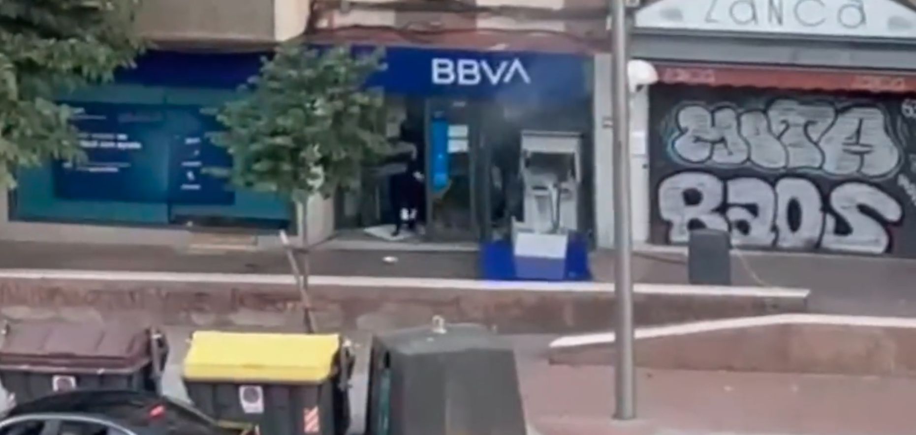 Revientan con explosivos un cajero en Madrid y los vecinos se ponen a coger billetes del suelo