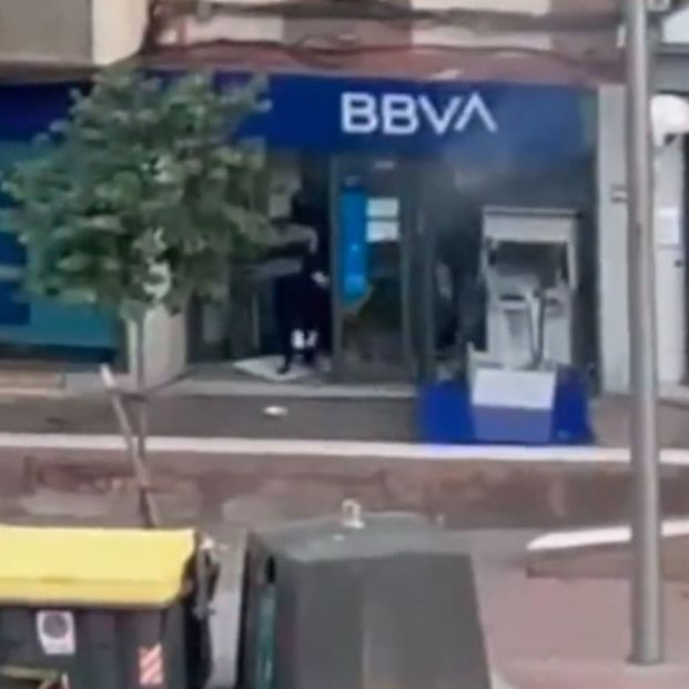 Revientan con explosivos un cajero en Madrid y los vecinos se ponen a coger billetes del suelo