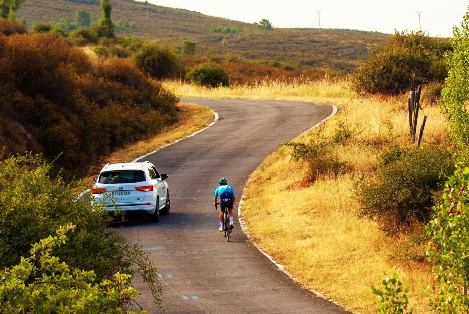 El vídeo de la DGT que explica cómo adelantar correctamente a un ciclista