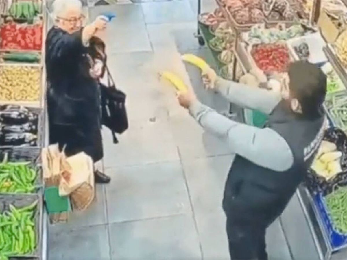 VÍDEO: El enternecedor 'duelo' viral entre una mujer mayor y un reponedor en el supermercado